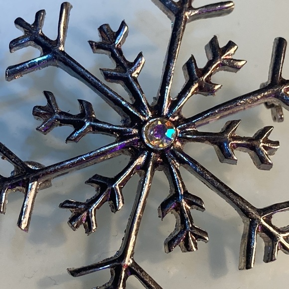 Silver Tone Snowflake Brooch - Picture 2 of 4